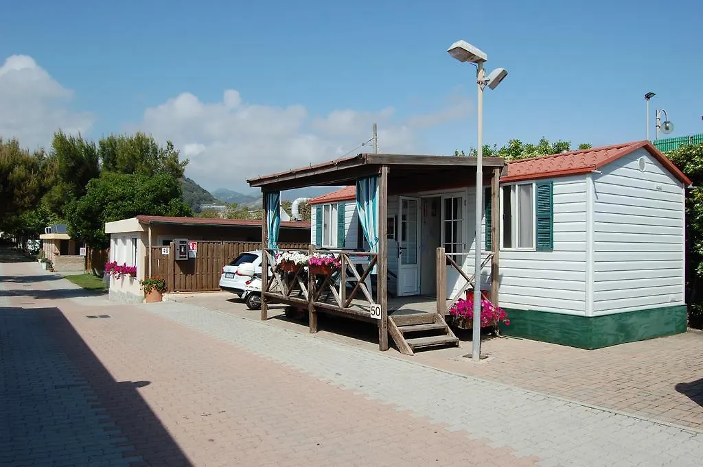 Camping فاليكروسيا مكان تخييم